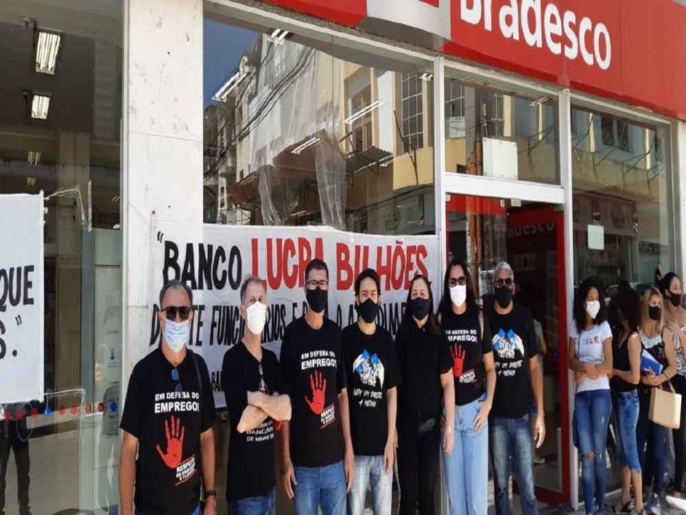 Sintraf T.O e Região faz manifestação contra as demissões no Bradesco Sintraf T.O e Região faz manifestação contra as demissões no Bradesco